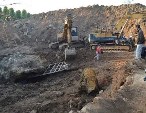 Chưa rõ 'số phận' tảng đá gần 30 tấn, trị giá nhiều tỉ đồng ảnh 1 Chưa rõ 'số phận' tảng đá gần 30 tấn, trị giá nhiều tỉ đồng ảnh 1