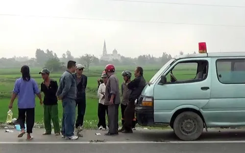 Phát hiện thi thể đàn ông biến dạng khủng khiếp ven đường ảnh 1