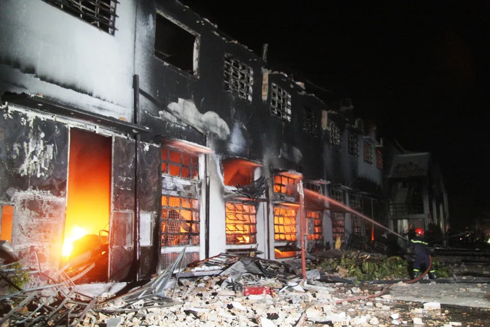 Hàng trăm lính cứu hỏa trắng đêm dập lửa ở công ty SamHo ảnh 6