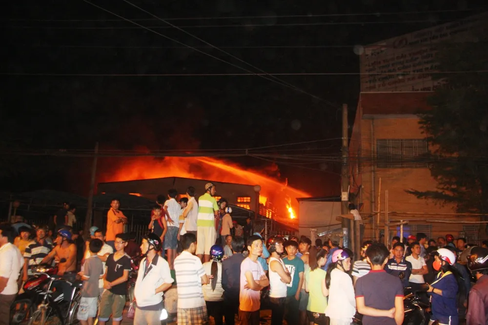 Hàng trăm lính cứu hỏa trắng đêm dập lửa ở công ty SamHo ảnh 7