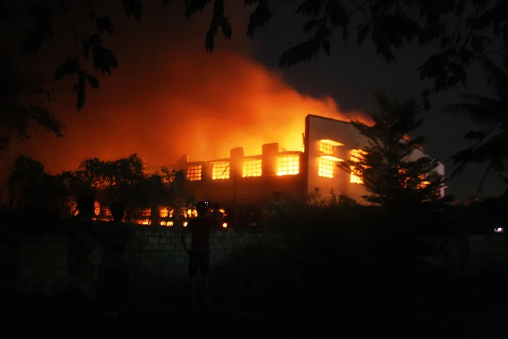 Hàng trăm lính cứu hỏa trắng đêm dập lửa ở công ty SamHo ảnh 8