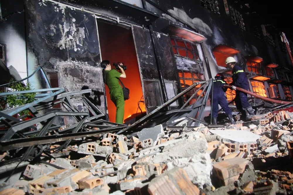 Hàng trăm lính cứu hỏa trắng đêm dập lửa ở công ty SamHo ảnh 9