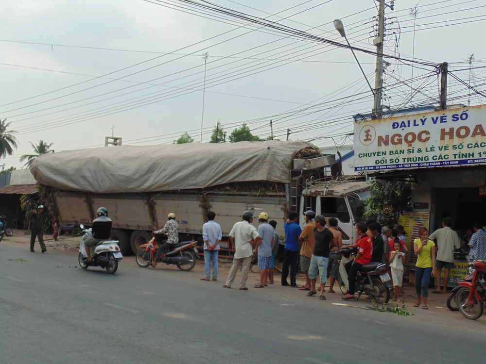 Xe tải chở mía bất ngờ chuyển hướng húc sập mặt tiền nhà dân ảnh 2