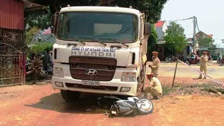 Dừng xe bên lề đường, cô gái bị xe tải cán tử vong ảnh 1 Hiện trường vụ tai nạn.