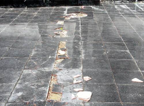 Khoảng 60 viên gạch bị vỡ vụn, bong tróc. Ảnh.Thu Bồn. a1-4-3239-1427818493.jpg