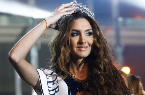 Lebanon Nếu muốn chiêm ngưỡng dung nhan những phụ nữ Arab xinh đẹp, bạn đừng bỏ qua Lebanon. Dáng vẻ mảnh mai, đường cong quyến rũ, làn da rám nắng của phụ nữ có thể chưa đủ để thu hút bạn nhưng chắc chắn đôi mắt họ sẽ khiến không ít người phải xao xuyến. 8-2722-1428380726.jpg