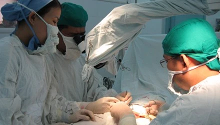 Bác sĩ chạy sô như... showbiz