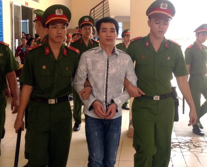 Lò Văn Phóng bị dẫn giải ra xe đặc chủng sau phiên tòa ngày 16-4 - Ảnh: Thục Vy Lò Văn Phóng bị dẫn giải ra xe đặc chủng sau phiên tòa ngày 16-4 - Ảnh: Thục Vy