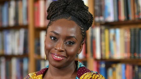 Tiểu thuyết gia người Nigeria - Chimamanda Ngozi Adichie.