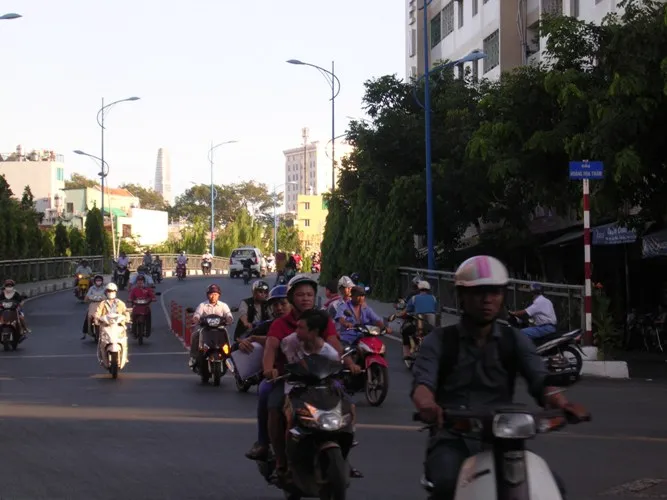 Cầu Trần Khánh Dư sáng chiều đều... kẹt ảnh 10