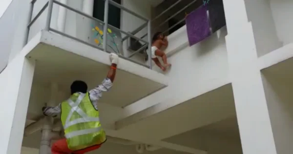 Kinh hãi cảnh em bé kẹt đầu vào chấn song tòn teng trên không ảnh 1