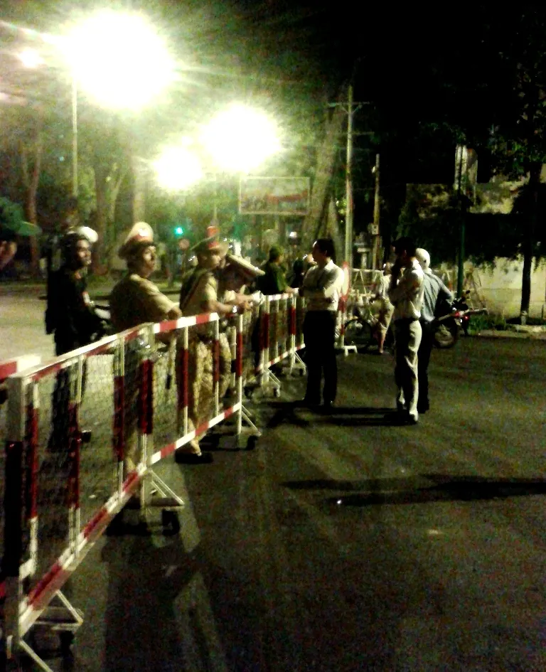 9h30 sáng nay lệnh cấm đường được dỡ bỏ, người dân đi lại bình thường ảnh 2