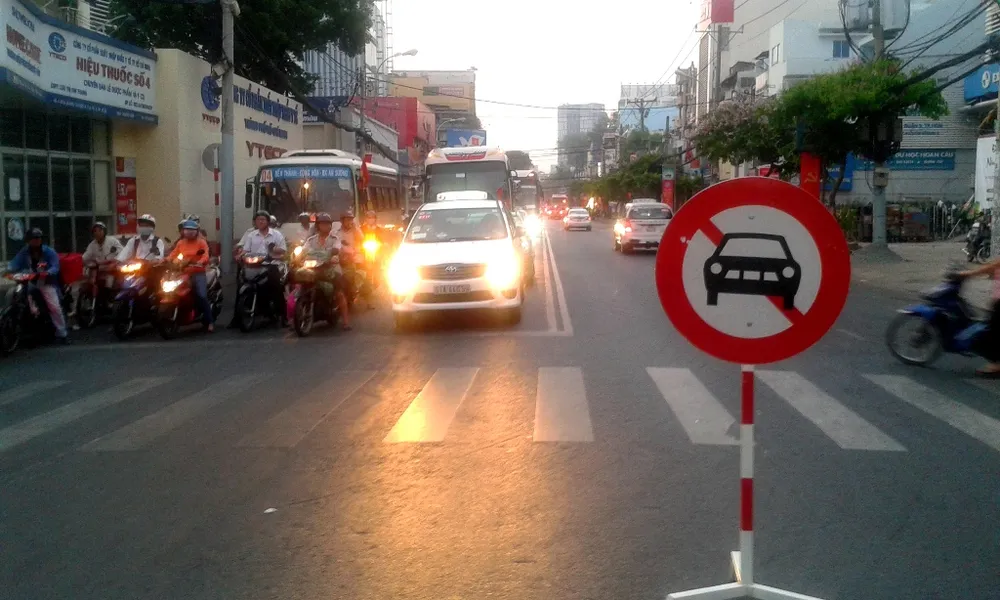 9h30 sáng nay lệnh cấm đường được dỡ bỏ, người dân đi lại bình thường ảnh 1