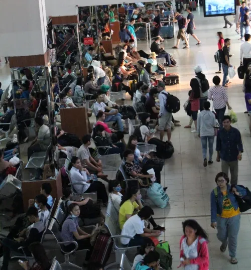 Bến xe miền Đông bắt đầu nghẹt người về quê sớm ảnh 1 Bến xe miền Đông bắt đầu nghẹt người về quê sớm ảnh 1