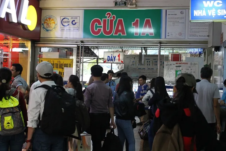 Bến xe miền Đông bắt đầu nghẹt người về quê sớm ảnh 2 Bến xe miền Đông bắt đầu nghẹt người về quê sớm ảnh 2