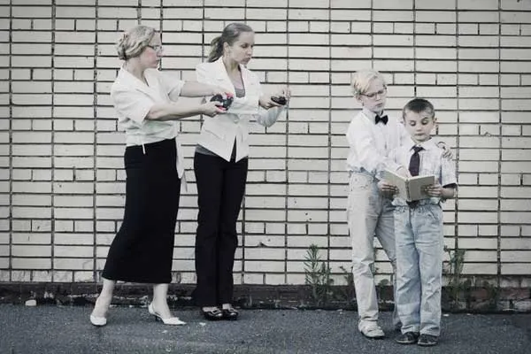 Bộ ảnh, các bà mẹ, 'thức tỉnh', nuôi dạy con