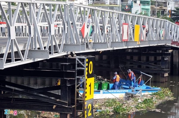 Mỗi ngày vớt hàng trăm ký cá chết ở kênh Nhiêu Lộc ảnh 1