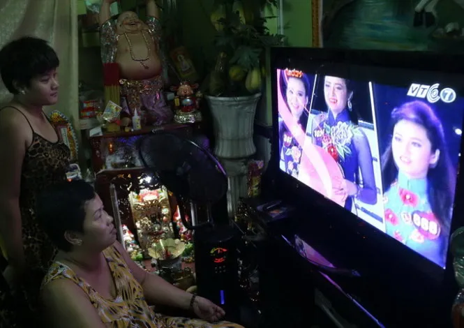 Bà Nguyễn Phước Phương Thi (Q.Bình Thạnh, TP.HCM) chia sẻ hiện nay số lượng kênh có chương trình hay còn ít mà giá cước đòi tăng lên rất thiệt cho người dùng - Ảnh: Tiến Long Bà Nguyễn Phước Phương Thi (Q.Bình Thạnh, TP.HCM) chia sẻ hiện nay số lượng kênh có chương trình hay còn ít mà giá cước đòi tăng lên rất thiệt cho người dùng - Ảnh: Tiến Long