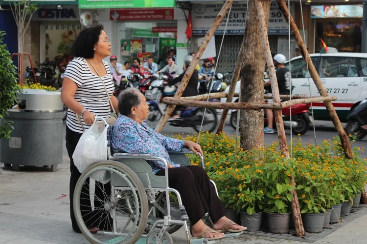 Chiều cuối tuần rộn rã ở phố đi bộ Nguyễn Huệ ảnh 11