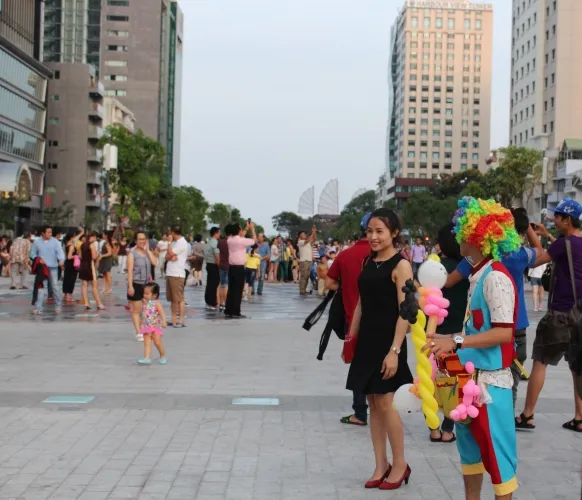 Chiều cuối tuần rộn rã ở phố đi bộ Nguyễn Huệ ảnh 15