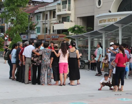 Chiều cuối tuần rộn rã ở phố đi bộ Nguyễn Huệ ảnh 8