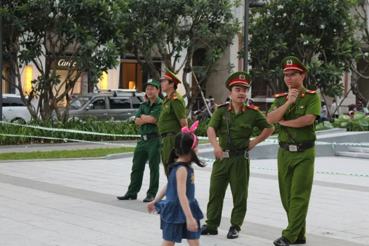 Chiều cuối tuần rộn rã ở phố đi bộ Nguyễn Huệ ảnh 16