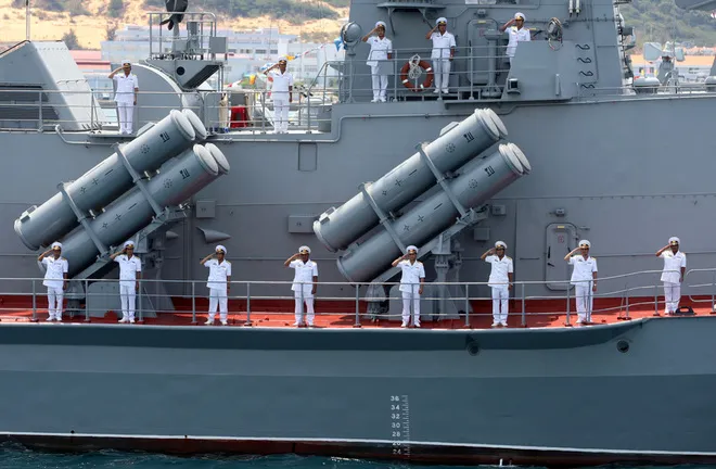 Hải quân Việt Nam phô diễn sức mạnh trên biển ảnh 12