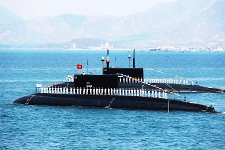 Hình ảnh tuyệt đẹp Tàu ngầm Kilo của Hải quân VN trình diễn trên biển ảnh 6 Tàu ngầm Kilo trình diễn dịp kỷ niệm 60 năm thành lập Hải quân Việt Nam