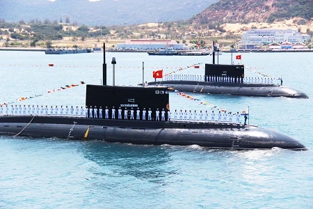 Hình ảnh tuyệt đẹp Tàu ngầm Kilo của Hải quân VN trình diễn trên biển ảnh 7 Tàu ngầm Kilo trình diễn dịp kỷ niệm 60 năm thành lập Hải quân Việt Nam