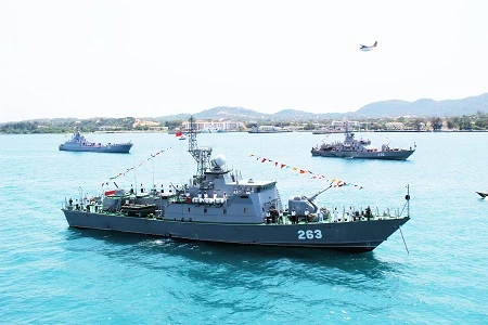 Hình ảnh tuyệt đẹp Tàu ngầm Kilo của Hải quân VN trình diễn trên biển ảnh 1 Tàu ngầm Kilo trình diễn dịp kỷ niệm 60 năm thành lập Hải quân Việt Nam