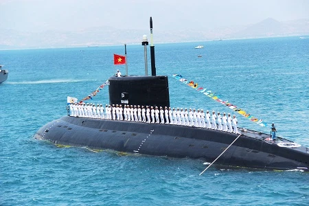 Hình ảnh tuyệt đẹp Tàu ngầm Kilo của Hải quân VN trình diễn trên biển ảnh 9 Tàu ngầm Kilo trình diễn dịp kỷ niệm 60 năm thành lập Hải quân Việt Nam