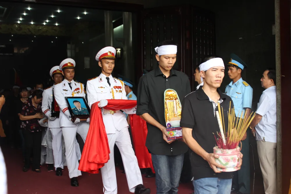 Tiễn biệt hai phi công Su – 22 hi sinh trên biển trong nước mắt ảnh 4 Tiễn biệt hai phi công Su – 22 hi sinh trên biển trong nước mắt ảnh 4