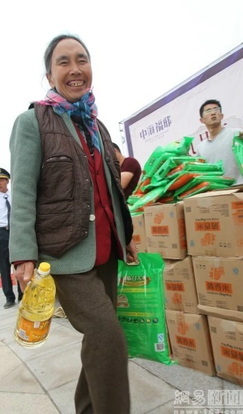 Trung Quốc: Xếp hàng 2 km từ 2g sáng để nhận một bịch gạo miễn phí ảnh 11