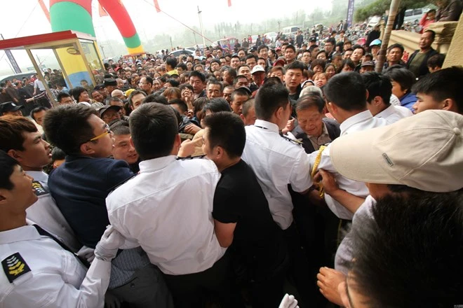 Trung Quốc: Xếp hàng 2 km từ 2g sáng để nhận một bịch gạo miễn phí ảnh 1