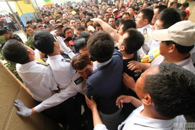 Trung Quốc: Xếp hàng 2 km từ 2g sáng để nhận một bịch gạo miễn phí ảnh 2