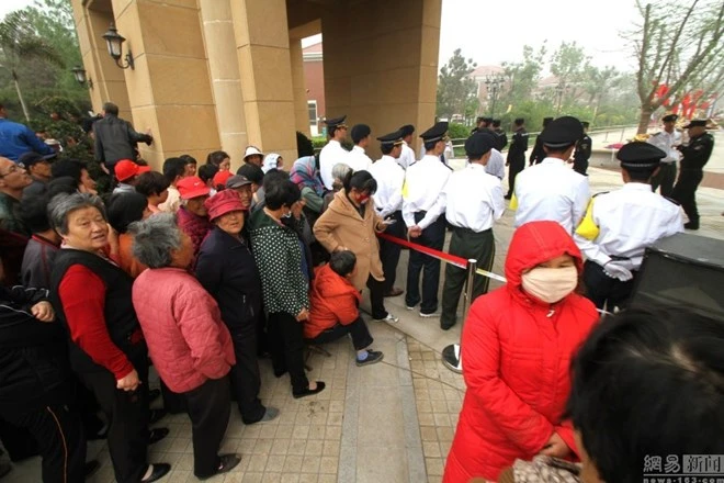 Trung Quốc: Xếp hàng 2 km từ 2g sáng để nhận một bịch gạo miễn phí ảnh 3