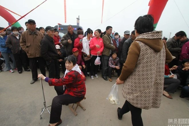 Trung Quốc: Xếp hàng 2 km từ 2g sáng để nhận một bịch gạo miễn phí ảnh 4