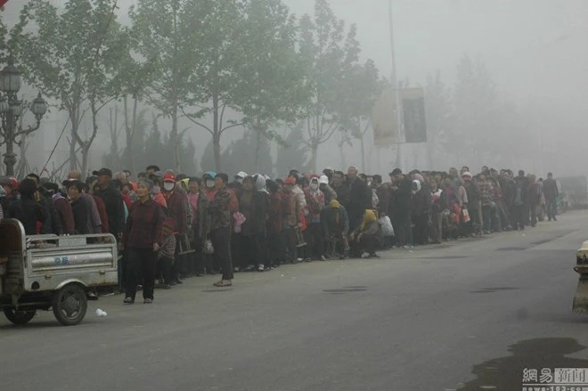 Trung Quốc: Xếp hàng 2 km từ 2g sáng để nhận một bịch gạo miễn phí ảnh 5