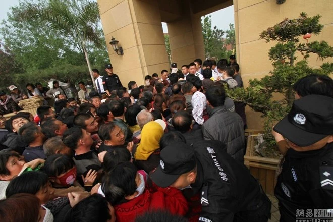 Trung Quốc: Xếp hàng 2 km từ 2g sáng để nhận một bịch gạo miễn phí ảnh 6