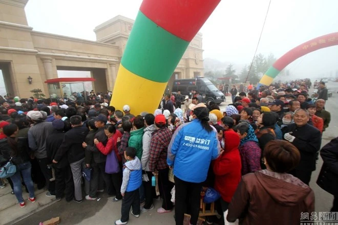 Trung Quốc: Xếp hàng 2 km từ 2g sáng để nhận một bịch gạo miễn phí ảnh 7