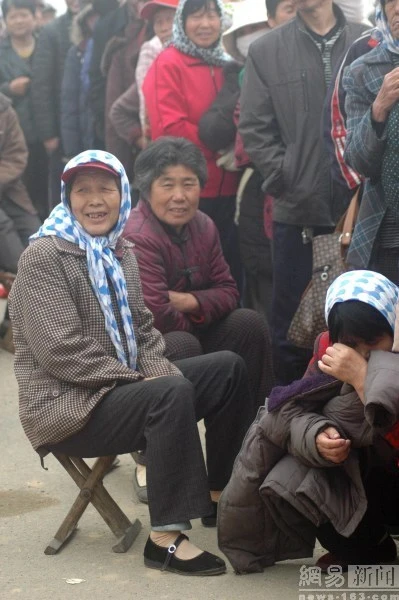 Trung Quốc: Xếp hàng 2 km từ 2g sáng để nhận một bịch gạo miễn phí ảnh 9