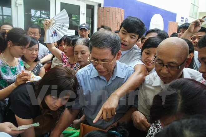 Phụ huynh mướt mồ hôi 'vây' trường mua hồ sơ ảnh 3