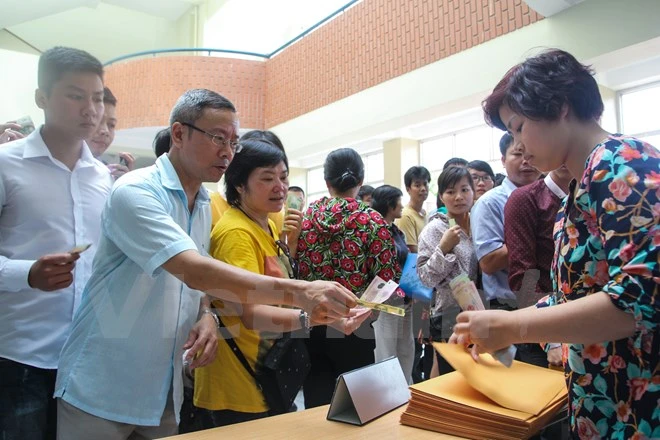 Phụ huynh mướt mồ hôi 'vây' trường mua hồ sơ ảnh 7