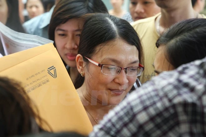 Phụ huynh mướt mồ hôi 'vây' trường mua hồ sơ ảnh 8