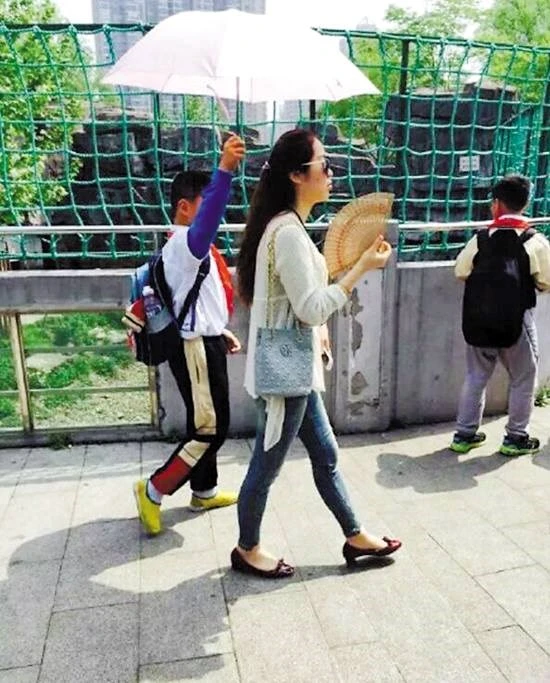 Cư dân mạng phẫn nộ trước cảnh học sinh phải cầm ô che cho cô giáo ảnh 2