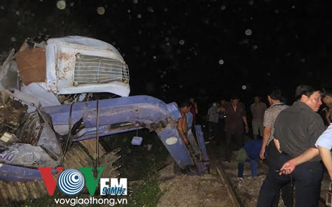 Đường sắt Bắc-Nam tê liệt nhiều giờ vì máy múc rơi vào đường ray ảnh 1 Đường sắt Bắc-Nam tê liệt nhiều giờ vì máy múc rơi vào đường ray ảnh 1