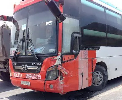 Quẹt xe khách, xe tải lăn kềnh xuống vệ đường ảnh 2