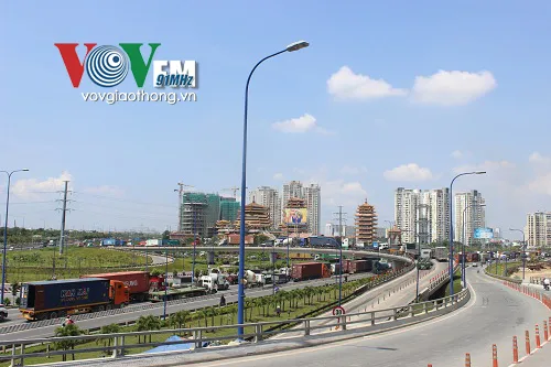 Cửa ngõ Sài Gòn kẹt xe khủng khiếp, kéo dài trong nhiều giờ ảnh 1