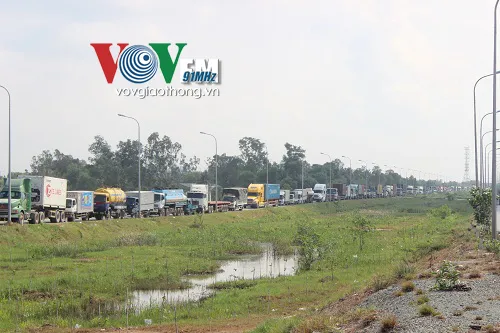 Cửa ngõ Sài Gòn kẹt xe khủng khiếp, kéo dài trong nhiều giờ ảnh 9