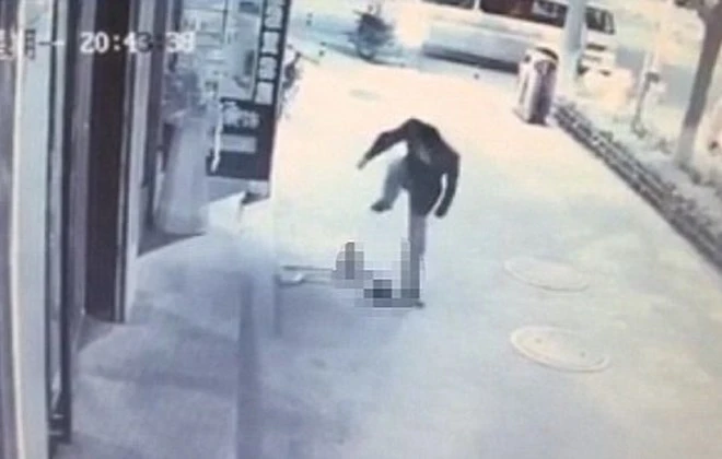 Bé trai 3 tuổi bị giẫm đạp liên tiếp ngay trên phố ảnh 1